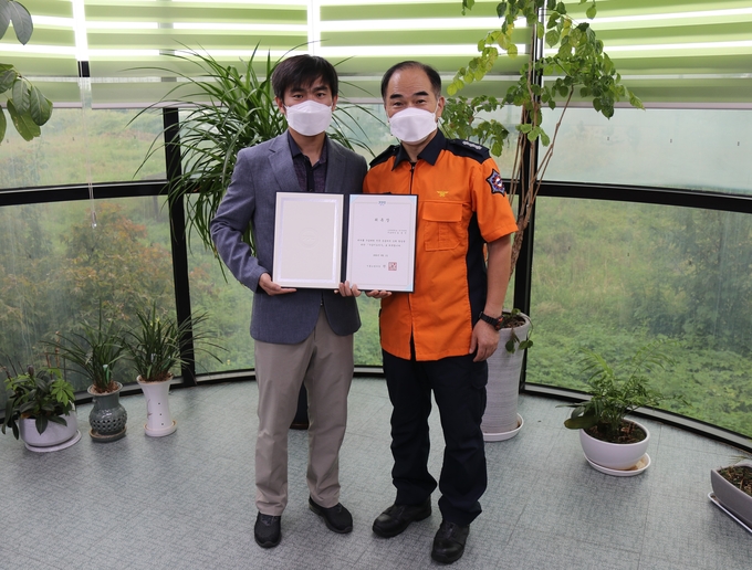 시흥소방서는 지난 13일 고려대학교 안산병원 응급의학과 김성진 교수를 시흥소방서 구급지도의사로 위촉했다.(사진=시흥소방서 제공)