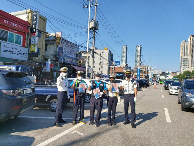 군포경찰서가 추석맞이 교통안전 캠페인을 실시하고 있다.(사진=군포경찰서 제공)