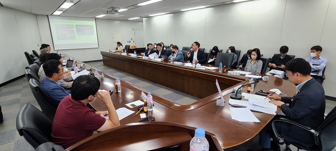 정부기관, 교수, 메타버스 관련 기업 관계자들로 구성된 전문가들과 함께 자문회의가 진행되고 있다. (사진=성남시 제공)