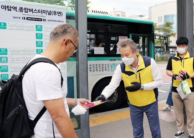  탁현수 한난 부사장이 지진안전 리플렛을 전달하고 있다. (사진=한국지역난방공사 제공)