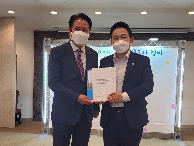 최대호 시장(왼쪽)이 원희룡 국토부장관에게 '경부선 지하화' 등 주요 현안이 담긴 건의서를 전달하고 있다.(사진=안양시 제공)