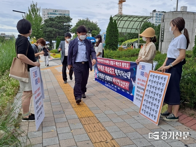  수원시 팔달구 힐스테이트 푸르지오 아파트 입주민들이 ‘통학로 안전 보장 및 개선 촉구’ 집회를 열었다. (사진=박진석 기자)