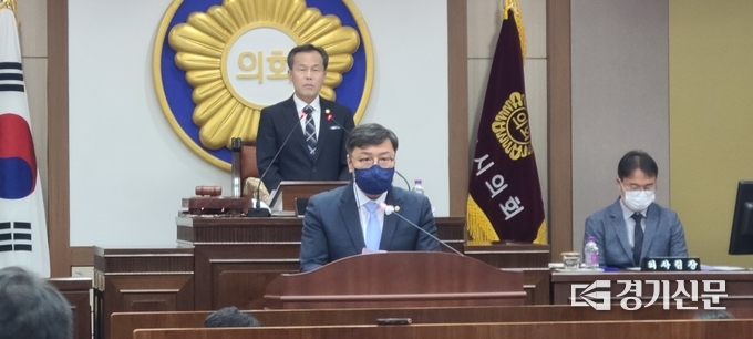 연제창 의원이 시장 및 공무원 출석 요구안에 대해 제안설명하고 있다. (사진=문석완 기자)