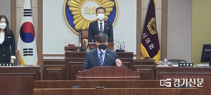 김현규 의원이 포천시의회 의원 윤리 강령을 낭독하고 있다. (사진=문석완 기자)