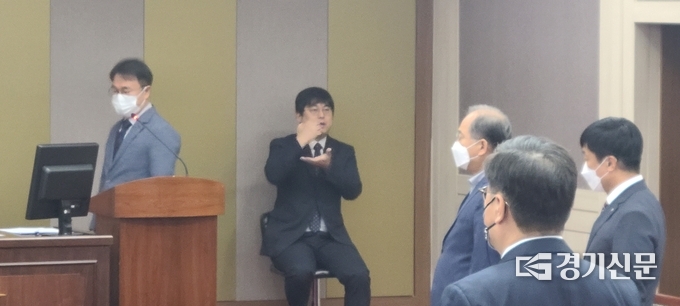 오늘 수어 통역은 포천시수어통역센터 심상빈 과장이 수고해 주셨다. (사진=문석완 기자)