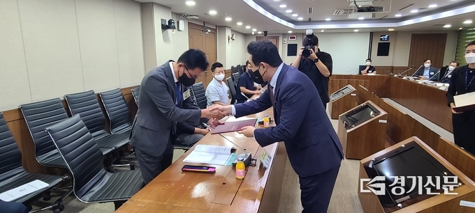 백영현 포천시장이 신임이사들에게 위촉장을 수여하고 있다. (사진=문석완 기자)
