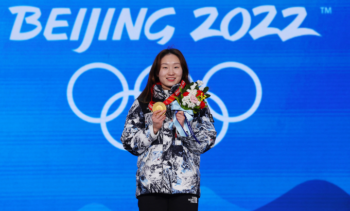 한국 여자 쇼트트랙 감판 최민정이 ‘2022 국가브랜드 대상’ 스포츠 부문 대상 수상자로 선정됐다. 사진은 2022 베이징 동계올림픽 쇼트트랙 여자 1500m 시상식에서 금메달을 목에 건 최민정의 모습. (사진=연합뉴스)