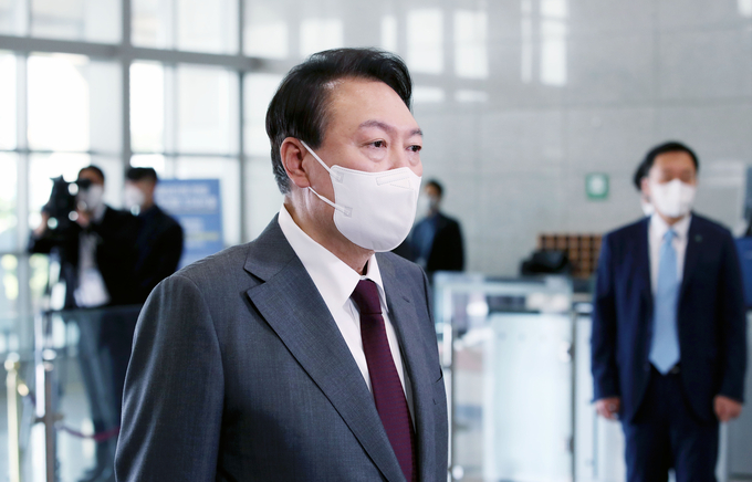  윤석열 대통령이 15일 오전 서울 용산 대통령실 청사로 출근, 취재진의 질문에 답하고 있다. (사진=대통령실통신사진기자단/연합뉴스)