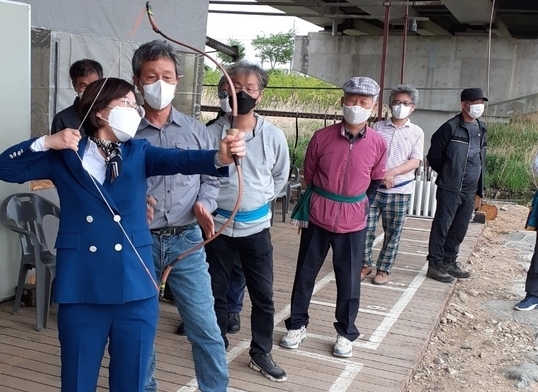 금광정 국궁체험장에서 김보라 시장이 활쏘기 시연을 하고 있다.(사진=안성시궁도협회 제공)