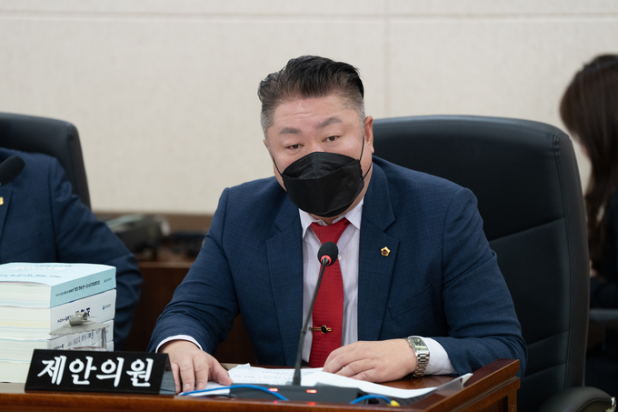 15일 인천시의회에서 열린 제281회 정례회 산업경제위원회 회의에서 신충식(국힘·서구4) 의원이 조례안 제안 목적을 설명하고 있다. ( 사진 = 인천시의회 제공 )