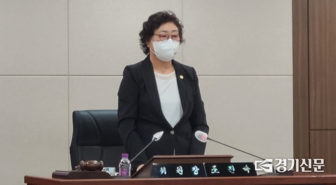 조진숙 위원장이 담당관으로부터 선서를 받고 있다. 부위원장은 연제창 의원이다. (사진=문석완 기자)