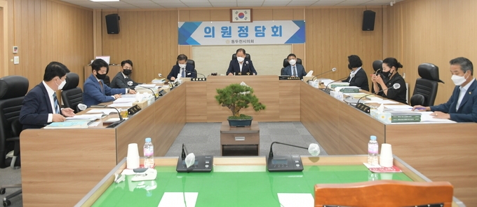 동두천시의회가 의원정담회를 개최하고, 의원발의 조례안 등 6건과 집행부에서 제출한 13개의 안건에 대해 제안 설명을 듣고 의견을 교환했다.(사진=동두천시의회 제공)