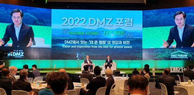 김동연 경기도지사와 생태학자인 최재전 이화여대 석좌교수는 40여 분간 마주 앉아 ‘DMZ에서 얻는 더 큰 평화의 영감과 비전’을 주제로 기조대담을 진행했다. (사진=김혜진 기자)