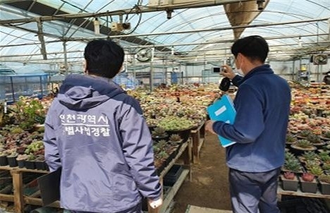 지난 5월 인천시 특별사법경찰이 남동구와 함께 개발제한구역 내 불법행위 특별단속을 벌이고 있다. ( 사진 = 인천시 제공 )