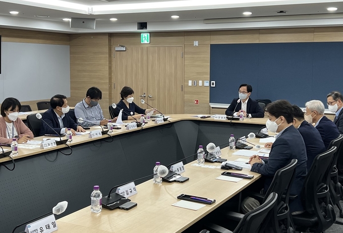 경기도 도정자문위원회가 16일 경기도청 상황실에서 첫 회의를 진행했다. (사진=경기도 제공)