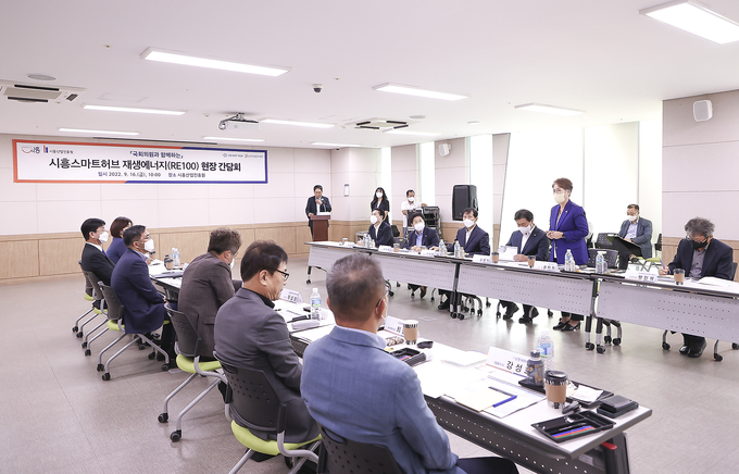 송미희 시흥시의장, 시흥스마트허브 재생에너지 관련 정책 간담회 참석 인사말을 하고 있다.(사진=시흥시의회 제공)