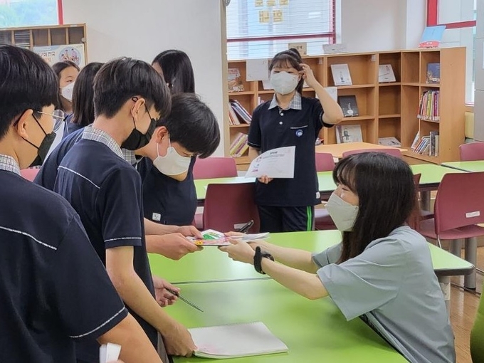  용인청덕중학교 학생들이 이회영 작가를 만나 이야기를 나누고 있다. (사진=용인교육지원청 제공)