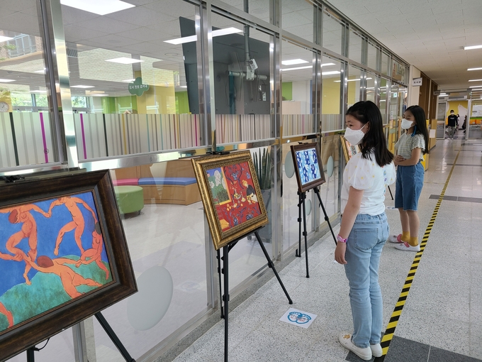 '세계 명화 순회 전시'를 감상하고 있는 학생들. (사진=고양원흥초등학교 제공)