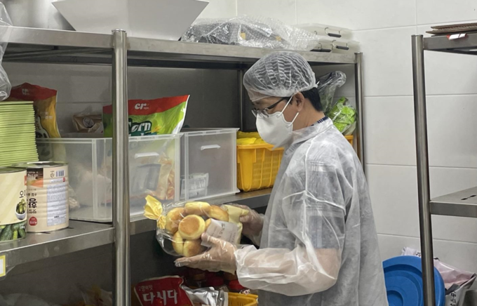 경기도는 지난 7월18일부터 지난달 30일까지 급식 인원 50인 이상 100인 미만인 소규모 산업체 집단 급식소 1678곳을 점검했다. (사진=경기도 제공)