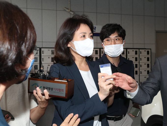 이재명 더불어민주당 대표의 아내 김혜경 씨가 지난달 23일 오후 경기도 수원시 경기남부경찰청에서 '법인카드 유용 의혹' 관련 조사를 마친 후 나오고 있다. (사진=연합뉴스 제공)