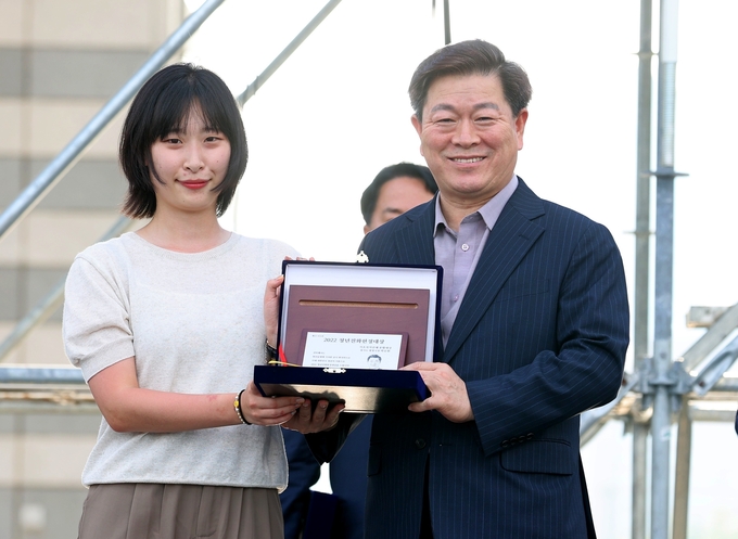 광명시는 지난 17일 올림픽공원 평화의광장에서 개최된 제5회 청년친화헌정대상 시상식에서 우수 기초자치단체 부문 종합대상을 수상해 4년 연속 대상 수상이라는 쾌거를 달성했다.(사진=광명시 제공)