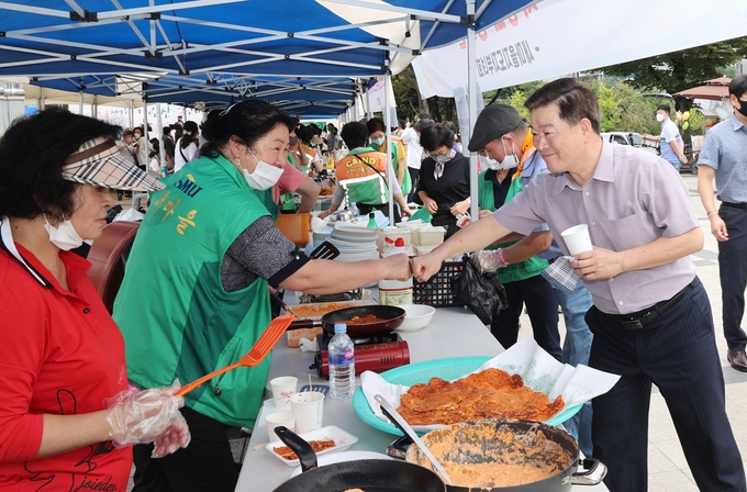 광명시 하안1동 주민들의 축제 한마당 ‘제9회 가림산 둘레길 축제’가 지난 17일 광명시민체육관 대리석광장에서 주민 800여 명이 참여한 가운데 성황리에 개최됐다.(사진=광명시 제공)