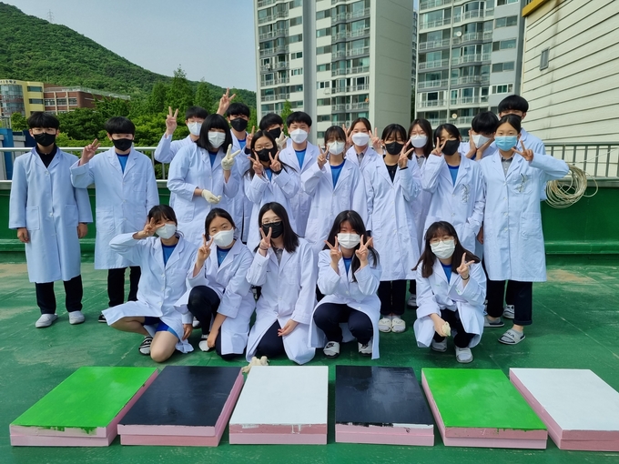산본중학교내 자율동아리 ‘과벤져스’는 지난 18일 군포시 대양경로당 쿨루프 시공 사업에 참여했다. (사진 = 산본 중학교 제공)