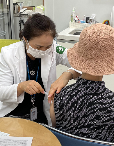  미추홀구보건소 관계자가 예방접종을 진행하고 있다. ( 사진 = 미추홀구 제공 )