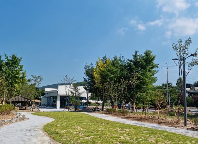 용인특례시는 수지구 고기동 755-5번지 도로변 유휴지를 활용해 쉼터 기능을 갖춘 쌈지공원을 조성했다.(사진=용인시 제공)