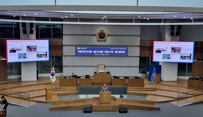 경기도의회 사무처 직원들이 19일 도의회 본회의장에서 363회 임시회를 준비하고 있다. (사진=허수빈 기자)