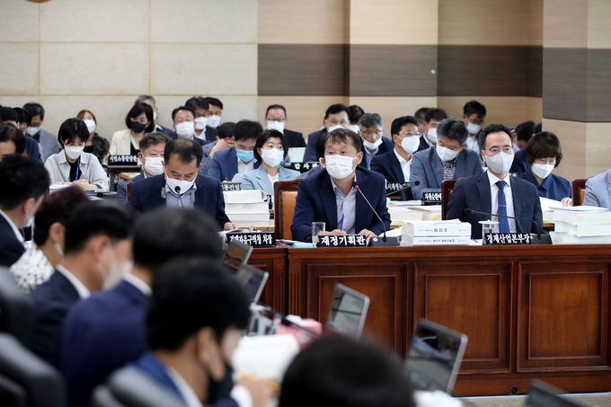 19일 진행된 제281회 인천시의회 제1차 정례회 제1차 예산결산특별위원회 회의에서 김범수 재정기획관이 시의원의 질문에 답하고 있다. ( 사진= 인천시의회 제공 )