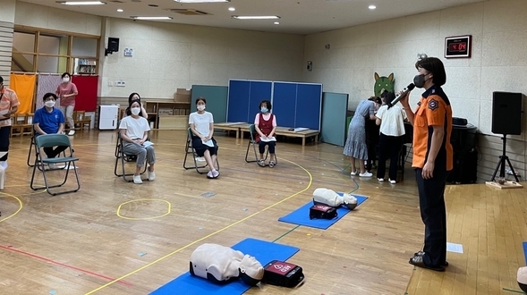 구급대원이 응급처리 방법에 대해 설명하고 있다. (사진=분당소방서 제공)