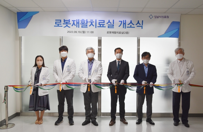 로봇재활치료실 개소식이 진행되고 있다. (사진 왼쪽부터)최은정 재활의학과 전문의, 홍지성 재활치료센터장, 이중의 의료원장, 성남시 황규범 아시아실리콘담당관, 성남산업진흥원 김인배 사업추진본부장, 안태영 의무부원장. (사진=성남시의료원 제공)