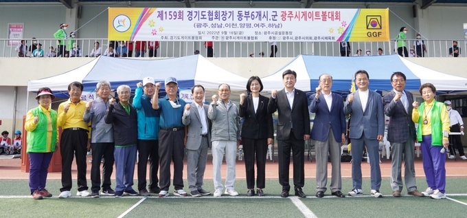 광주시 공설운동장에서 제159회 경기도협회장기 동부지역 6개 시·군 광주시 게이트볼대회 개최하고 기념하고 있다.(사진=광주시 제공)