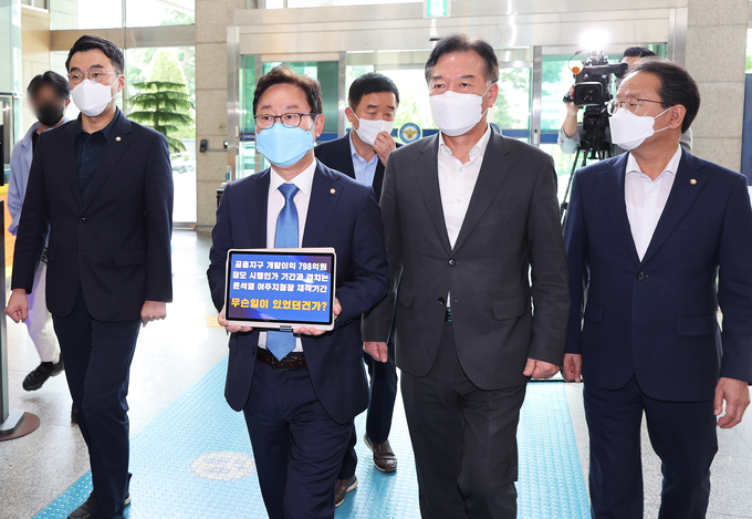 불어민주당 '윤석열 정권 정치탄압 대책위원회' 박범계 위원장과 의원들이 20일 오전 경기도 수원시 경기남부경찰청을 항의 방문하고 있다. (사진=연합뉴스)