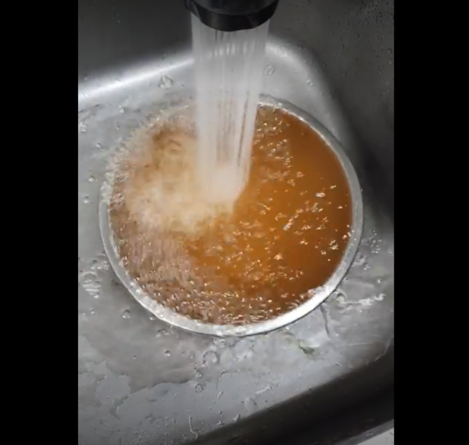 인천 서구 검암2지구 한 가정집에서 붉은수돗물이 나오고 있다. ( 사진 = 제보자 제공 )