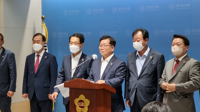 경기도의회 국민의힘 비상대책위원회가 20일 도의회 브리핑룸에서 기자회견을 하고 있다. (사진=허수빈 기자)