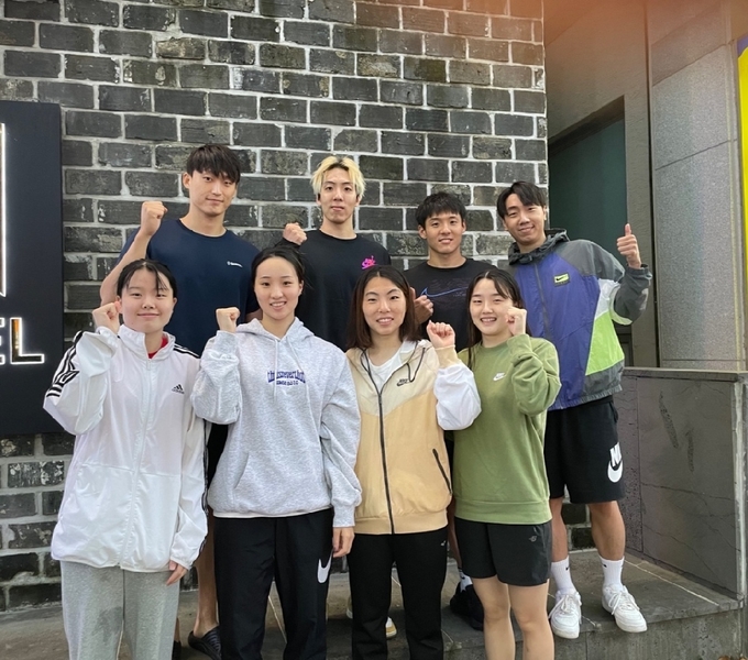 20일 울산광역시 문수실내수영장에서 열린 제71회 회장배 전국수영대회 남녀일반부 계영 400m에서 동반우승을 차지한 부천시청 수영팀 선수들이 기념사진을 찍고 있다. (사진=부천시청 수영팀 제공)