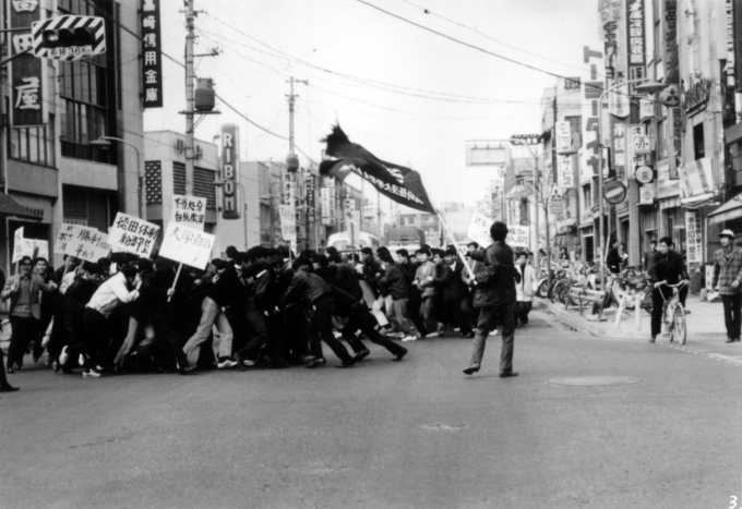 제14회 DMZ국제다큐멘터리영화제 '오가와 신스케' 기획전 중 '압살의 숲'. (사진=DMZ국제다큐멘터리영화제 제공)
