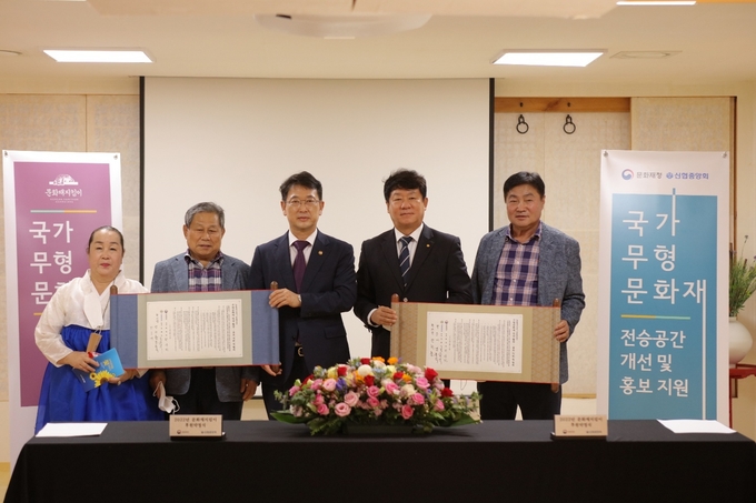 지난 20일 신협중앙회와 문화재청은 ‘무형문화재 전승 활동 후원 약정식’을 진행했다. (좌측부터) 빈순애 강릉단오제 보유자, 안치용 한지장 보유자, 최응천 문화재청장, 김윤식 신협중앙회장, 김동식 선자장 보유자. (사진=신협중앙회 제공)