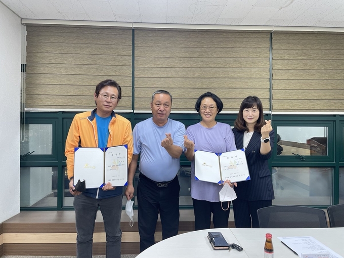 동두천시 방범후원회가 김진희, 문승훈 신규 위원에게 위촉장을 수여했다.(사진=동두천시 제공)