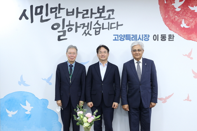 (왼쪽부터) 김귀곤 유엔기후변화협약 협력사업추진단 공동추진단장, 이동환 고양특례시장, 오바이스 샤마드 유엔기후변화협약 사무부총장(사진=고양시 제공)<br>
