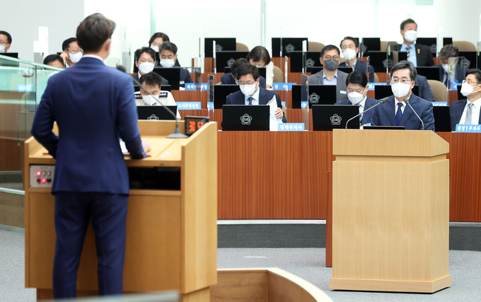 김동연 경기도지사가 21일 경기도의회에서 열린 제363회 임시회 제2회 본회의에서 황대호(민주‧3) 의원의 도정질의에 답하고 있다. (사진=경기도 제공)