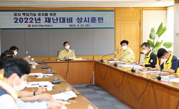 황창화 사장이 재난 대비 상시훈련 관련 회의를 주재하고 있다. (사진=한국지역난방공사 제공)