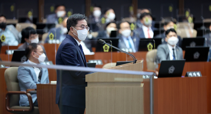 김동연 경기도지사가 21일 제363회 임시회 2차 본회의 도정질의에서 질문에 답변하고 있다. (사진=경기도 제공)