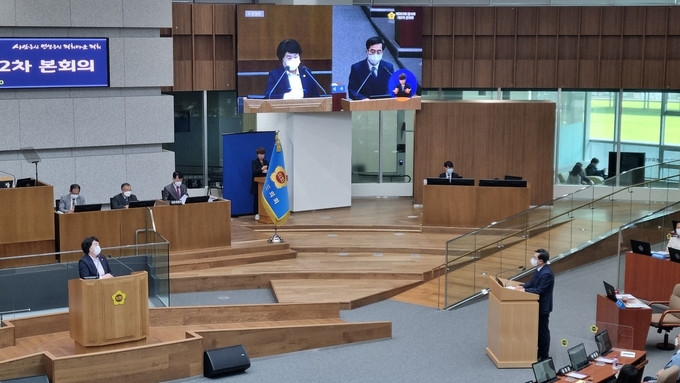 경기도의회 임시회 본회의가 열린 21일 도의회 국민의힘 첫 질문자로 나선 지미연 의원과 김 지사는 40여 분간 경기도·공공기관장 인사와 도정 운영 등을 두고 설전을 벌였다. (사진=허수빈 기자)