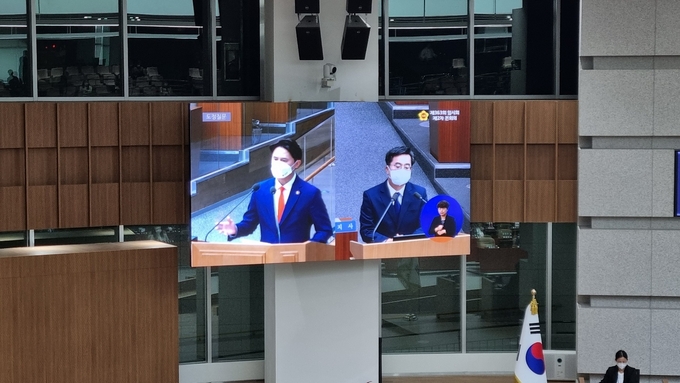 경기도의회 황대호(수원3) 민주당 수석대변인과 김동연 경기도지사가 21일 도정질문을 하고있다. (사진=허수빈 기자)