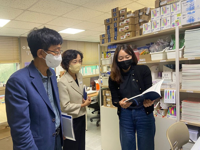 김한식 경기지방중소벤처기업청장이 21일 경기도여성창업보육센터에 방문해 격려의 말을 전했다. (사진=경기지방중소벤처기업청 제공)