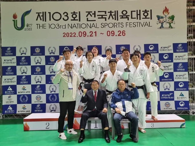 21일 울산광역시 문수체육관에서 제103회 전국체육대회 사전경기로 열린 유도 첫 날 무더기 금메달을 획득한 경기도 유도 대학부 선수들이 기념사진을 찍고 있다. (사진=경기도유도회 제공)