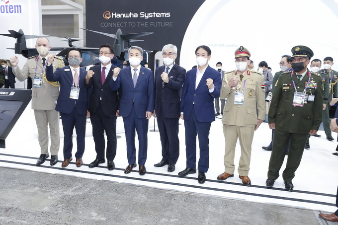 지난 21일 킨텍스 제2전시장에서 열린 대한민국방위산업전 개막식에서 이종섭 국방부 장관, 이헌승 국방위원장, 권오섭 육군협회장, 이동환 고양시장 등이 기념촬영을 하고 있다..(사진=고양시 제공)